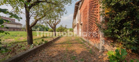 3 bedrooms House in Asti, Italy No. 308794 2