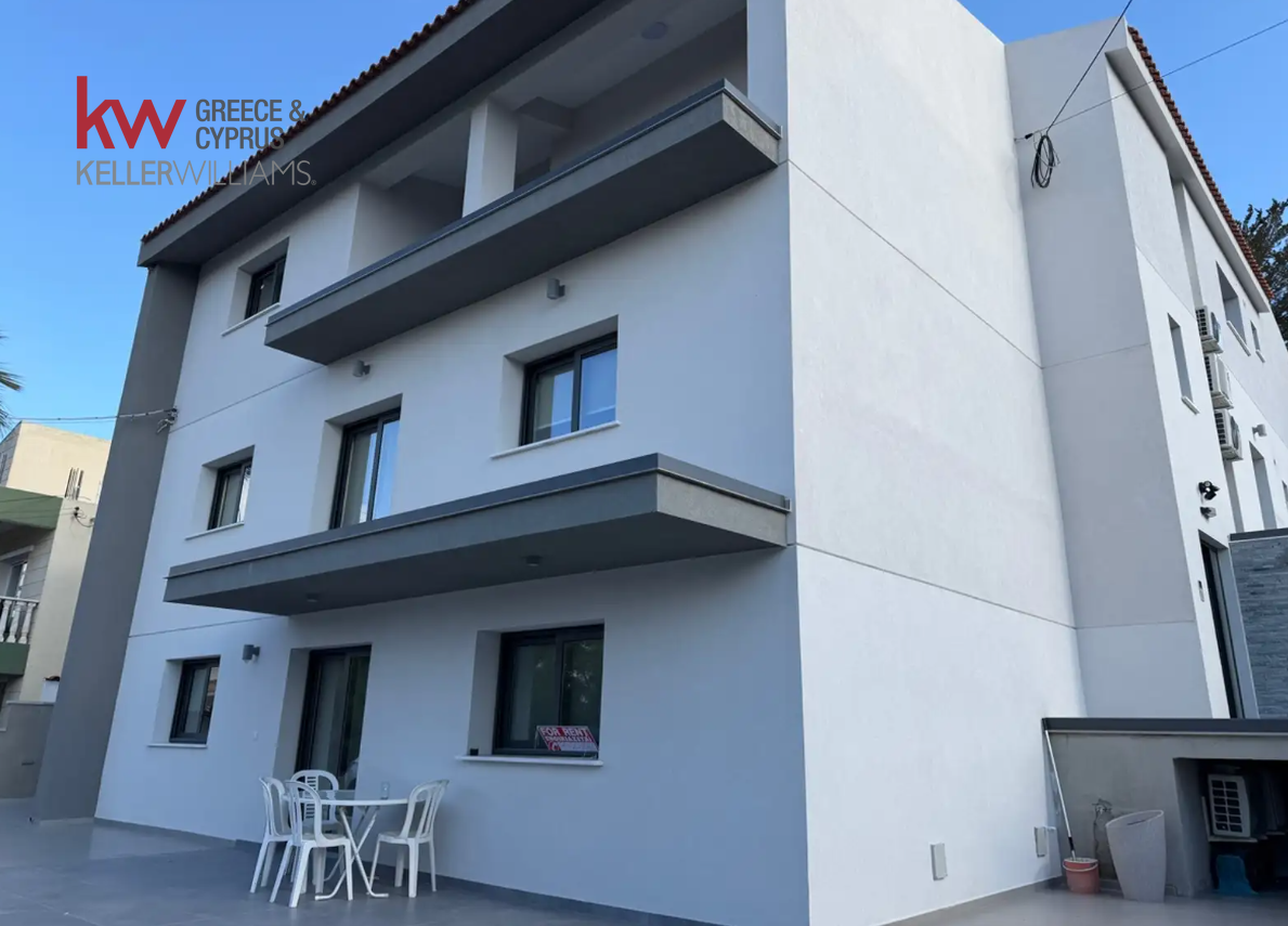 Квартира с 4 спальнями в Строволос, Кипр № 26076