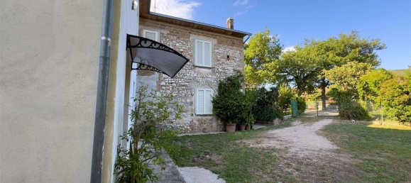 Дом с 6 комнатами в Треви, Италия № 267916 33