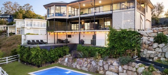 4 bedrooms House in Mudgeeraba, Australia No. 702 11