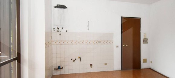 2 rooms Apartment in Turate, Italy No. 20494 6