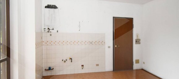 2 rooms Apartment in Turate, Italy No. 20494 5