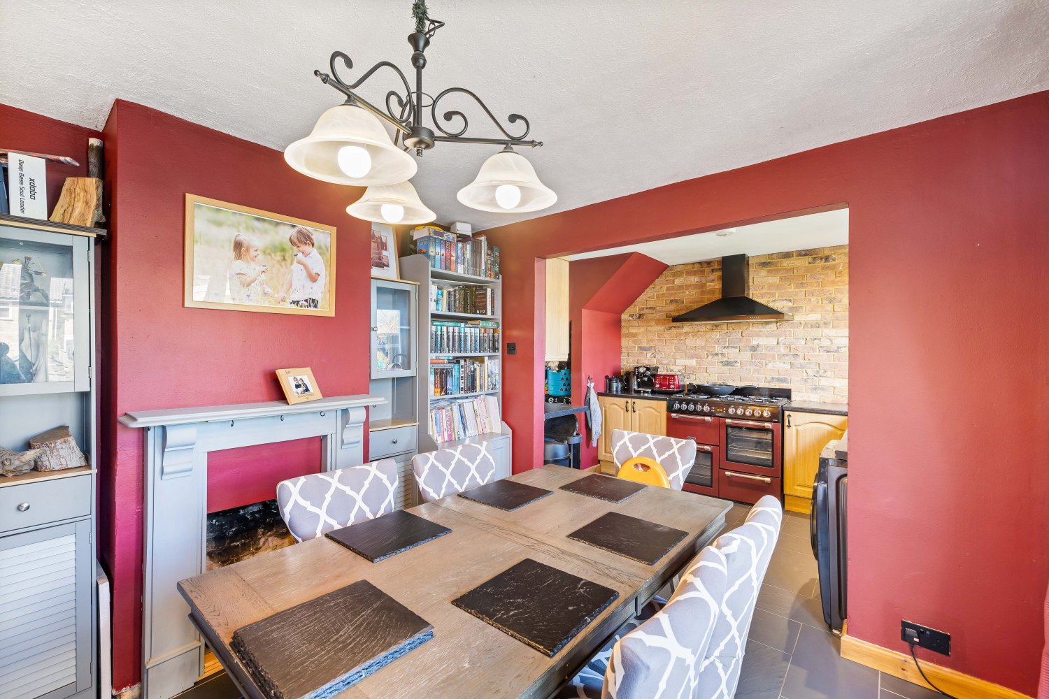 3 bedrooms House in Crawley, United Kingdom No. 1068