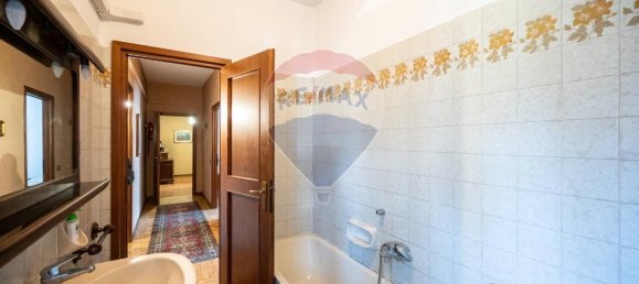 4-salle Appartement à Parma, Italy No. 237786 26