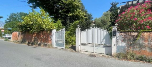 7 rooms Apartment in Carrara, Italy No. 47901 11