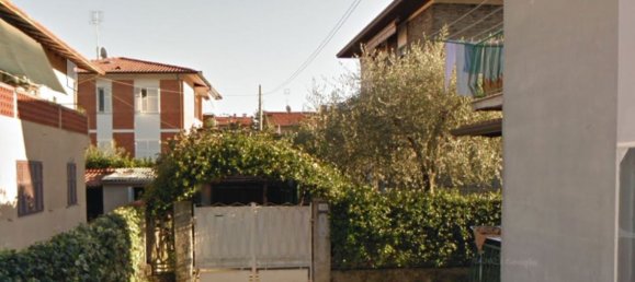 7 rooms Apartment in Carrara, Italy No. 47901 2