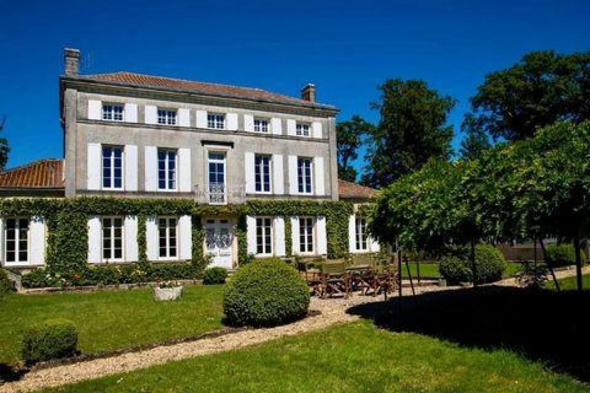 7 bedrooms House in Cognac, France No. 32492
