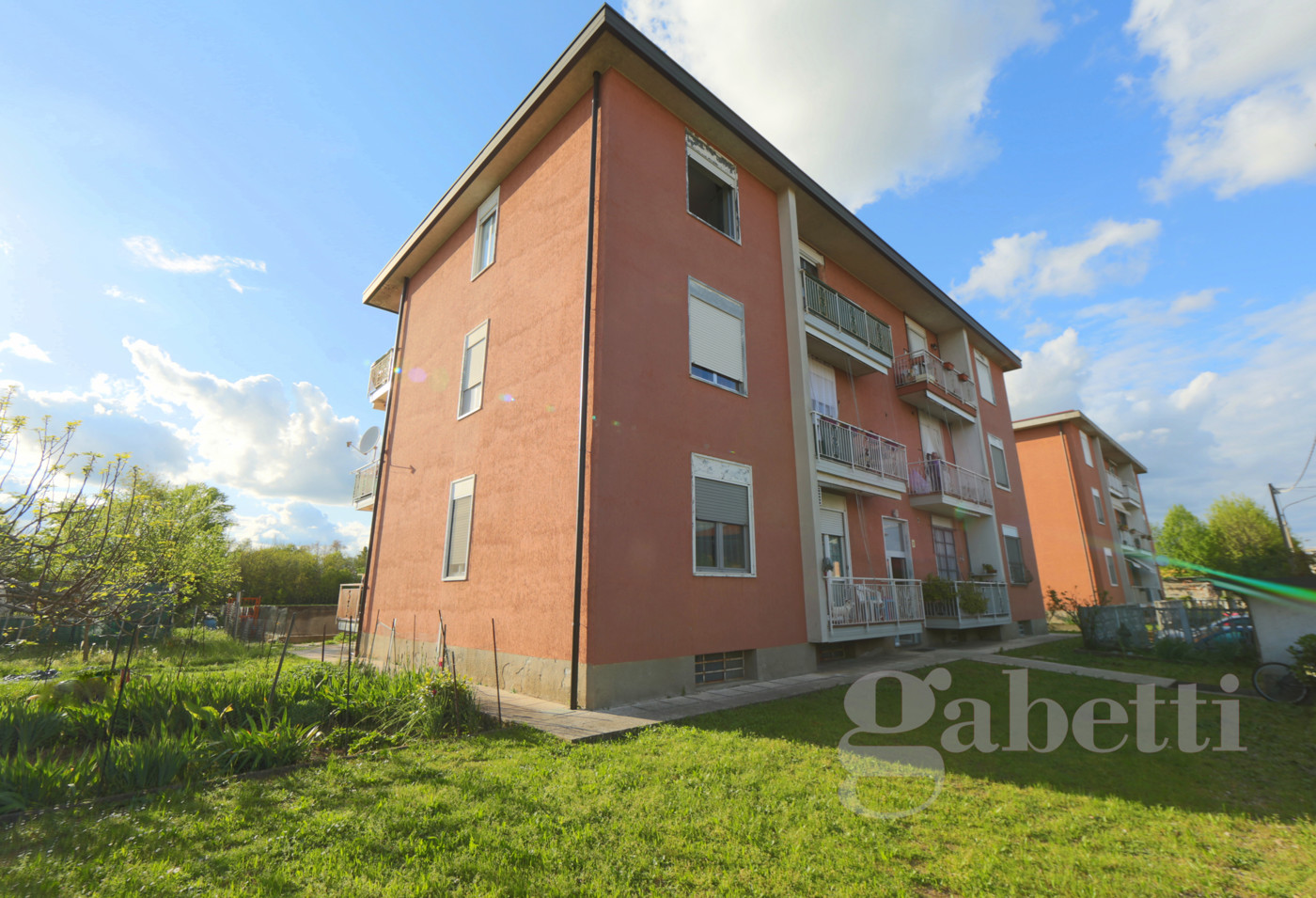 2 غرف نوم شقة في Lonate Pozzolo, Italy رقم 351424