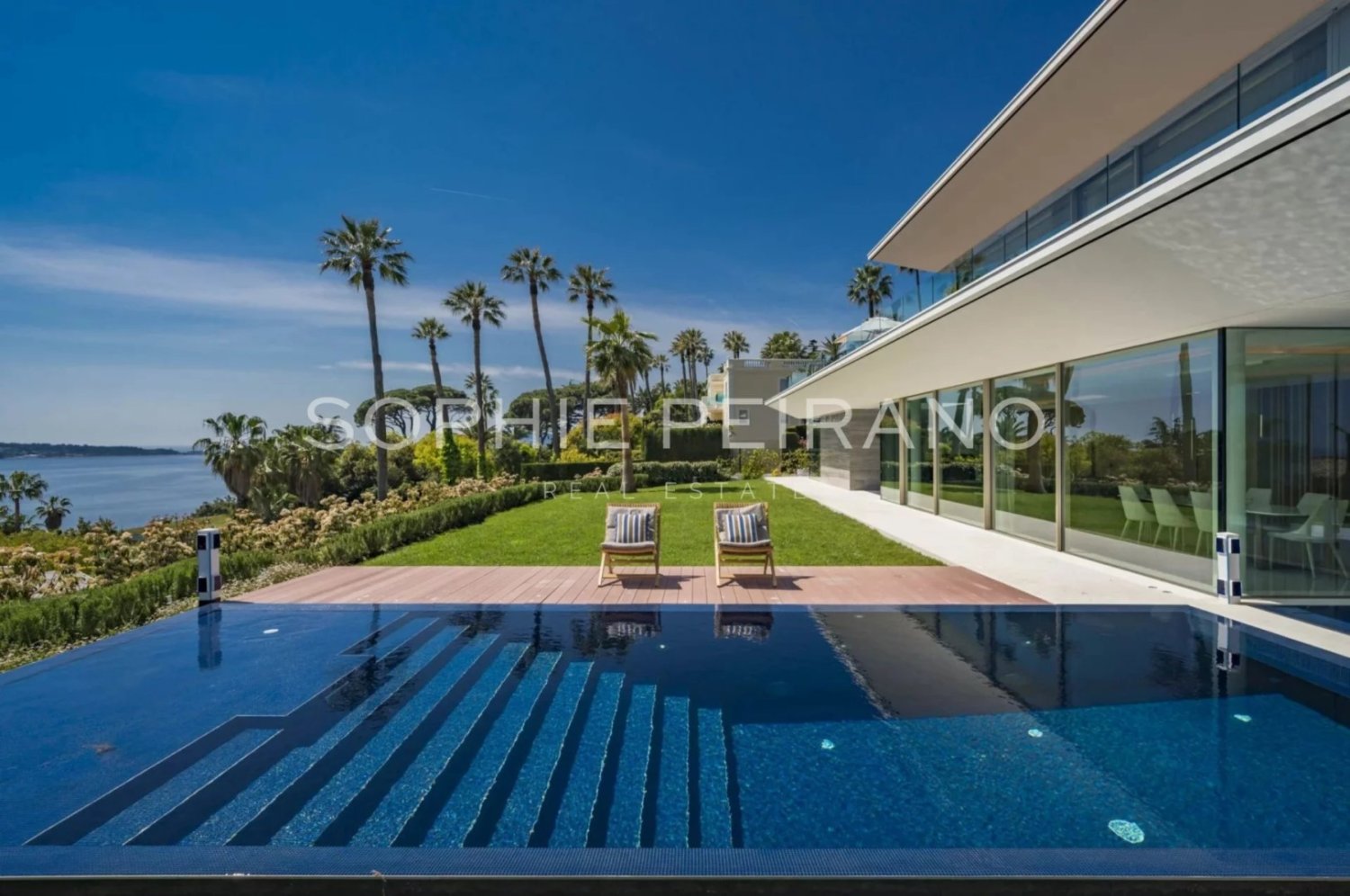 5 bedrooms Villa in Cannes, France No. 246473