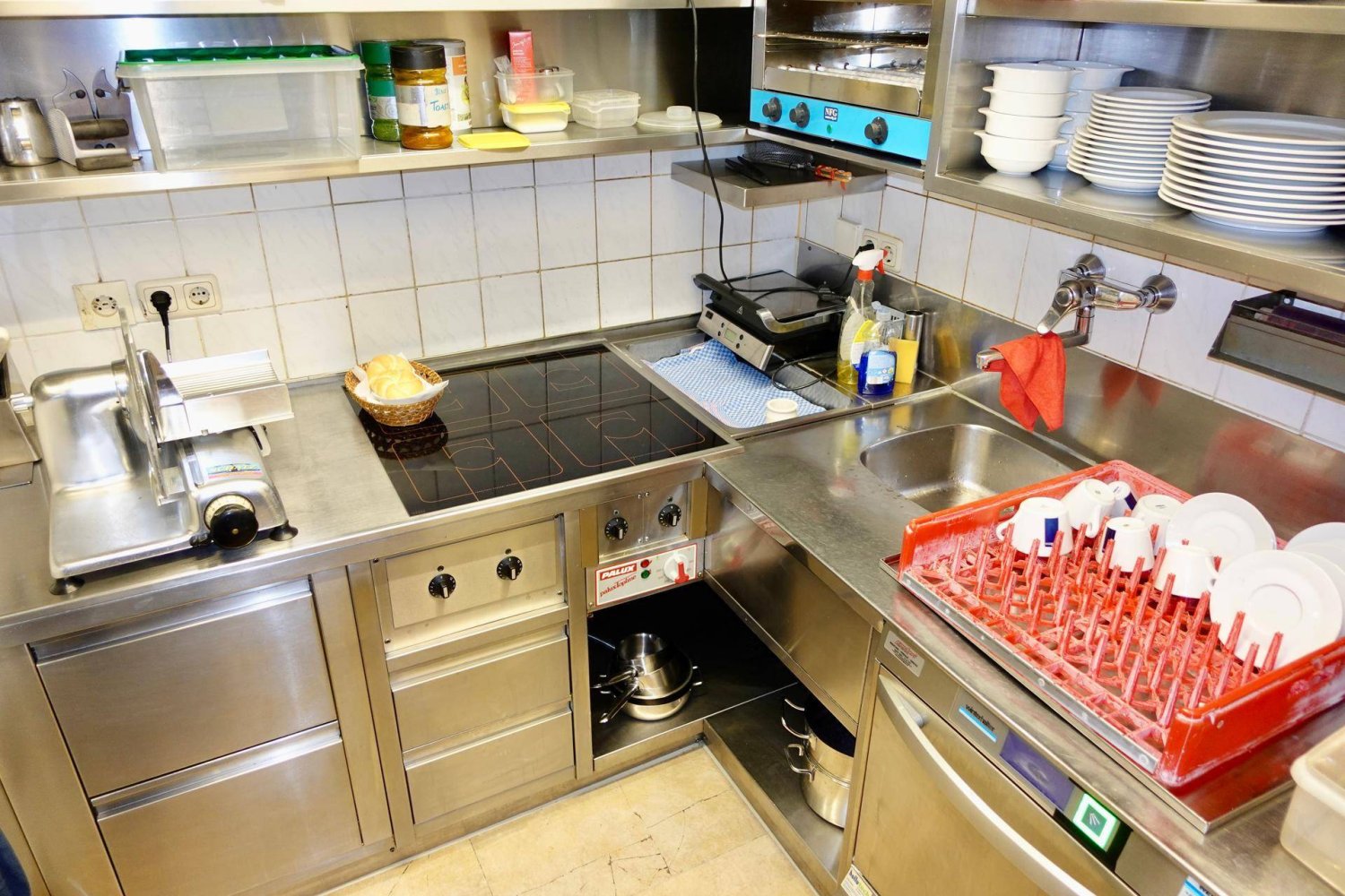  عقار تجاري في Innsbruck-Stadt, Austria 220متر مربع رقم 220426