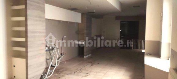 3-Zimmer Gewerbliche Immobilie in Saronno, Italy, Nr. 138799 6