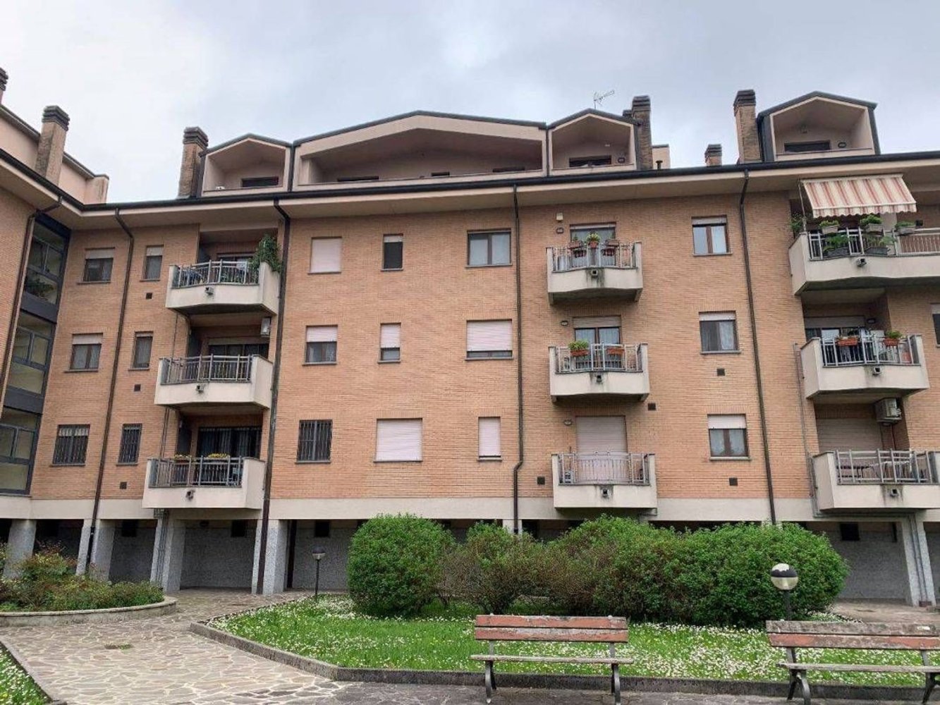 90m² Office in Tribiano, Italy No. 109256