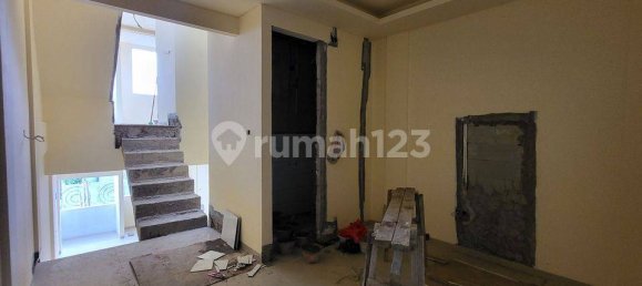 4 bedrooms House in Kebon Jeruk, Indonesia No. 1369 21