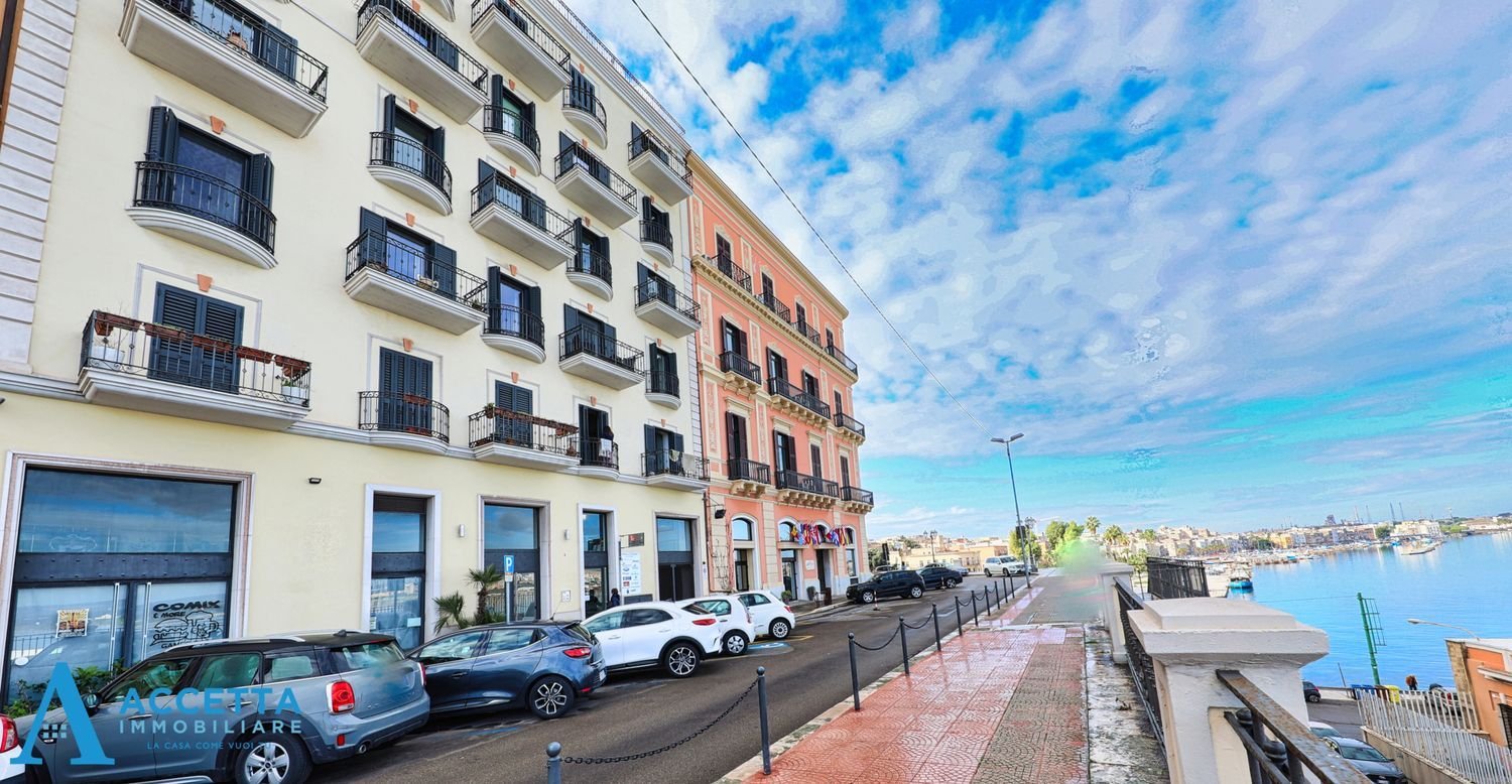 Apartamento de 4 habitaciónes en Taranto, Italy No. 151374