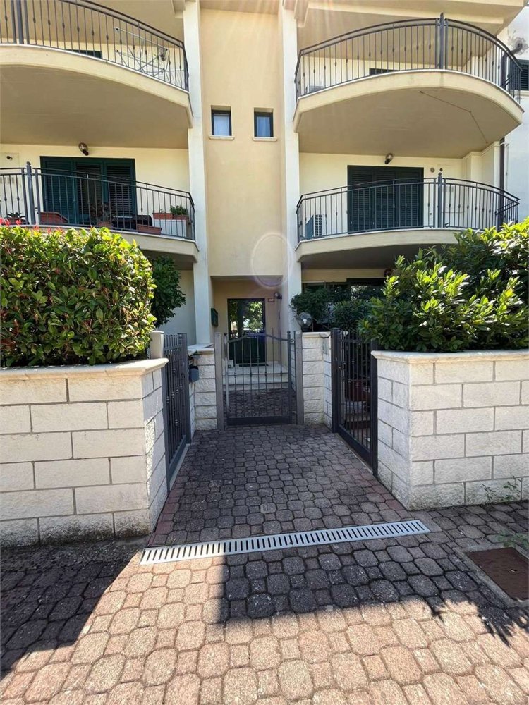 5 rooms Apartment in Cepagatti, Italy No. 293325