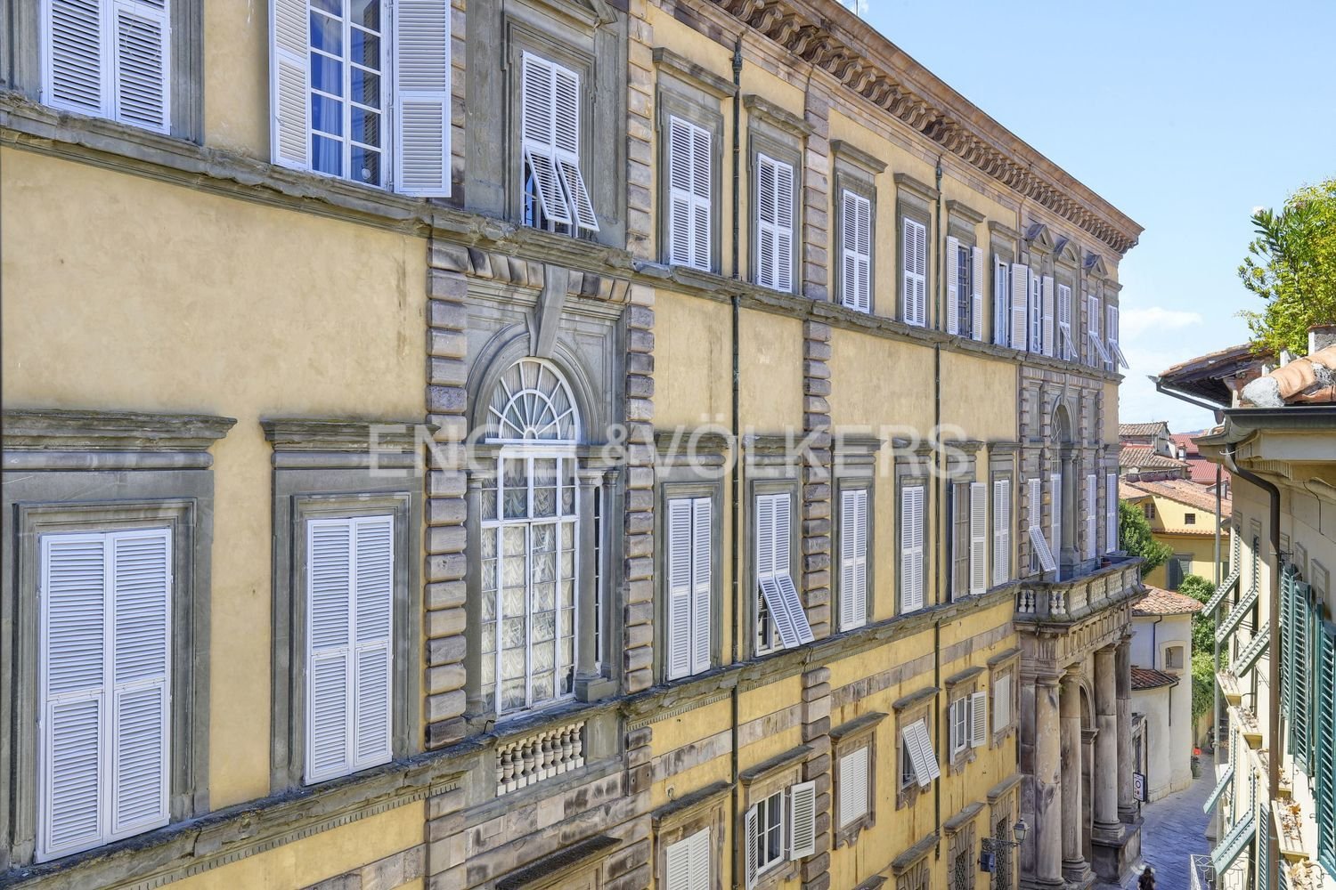 8 rooms Apartment in Lucca, Italy No. 291019