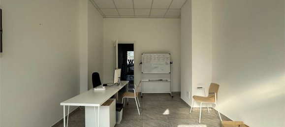 Propiedad comercial de 3 habitaciónes en Cuneo, Italy No. 328968 8