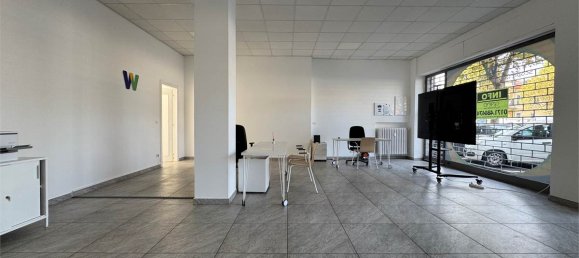 Propiedad comercial de 3 habitaciónes en Cuneo, Italy No. 328968 4