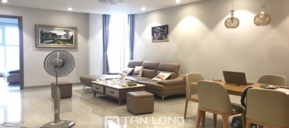 Apartamento de 3 dormitorios en Tay Ho, Vietnam No. 1056 2