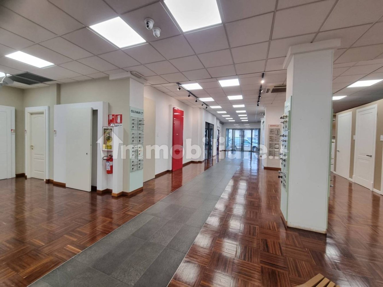 5غرفة عقار تجاري في Milan, Italy رقم 243314