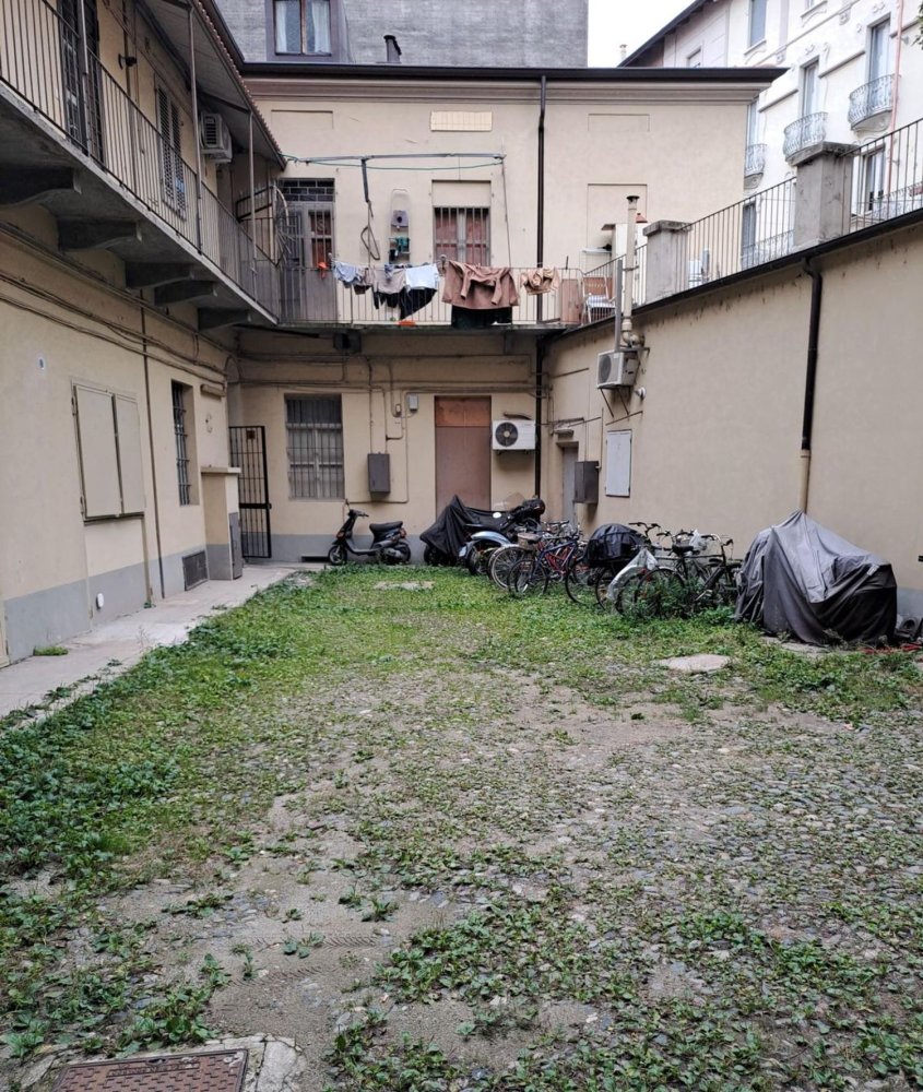 4 rooms Apartment in Turin, Italy No. 233151