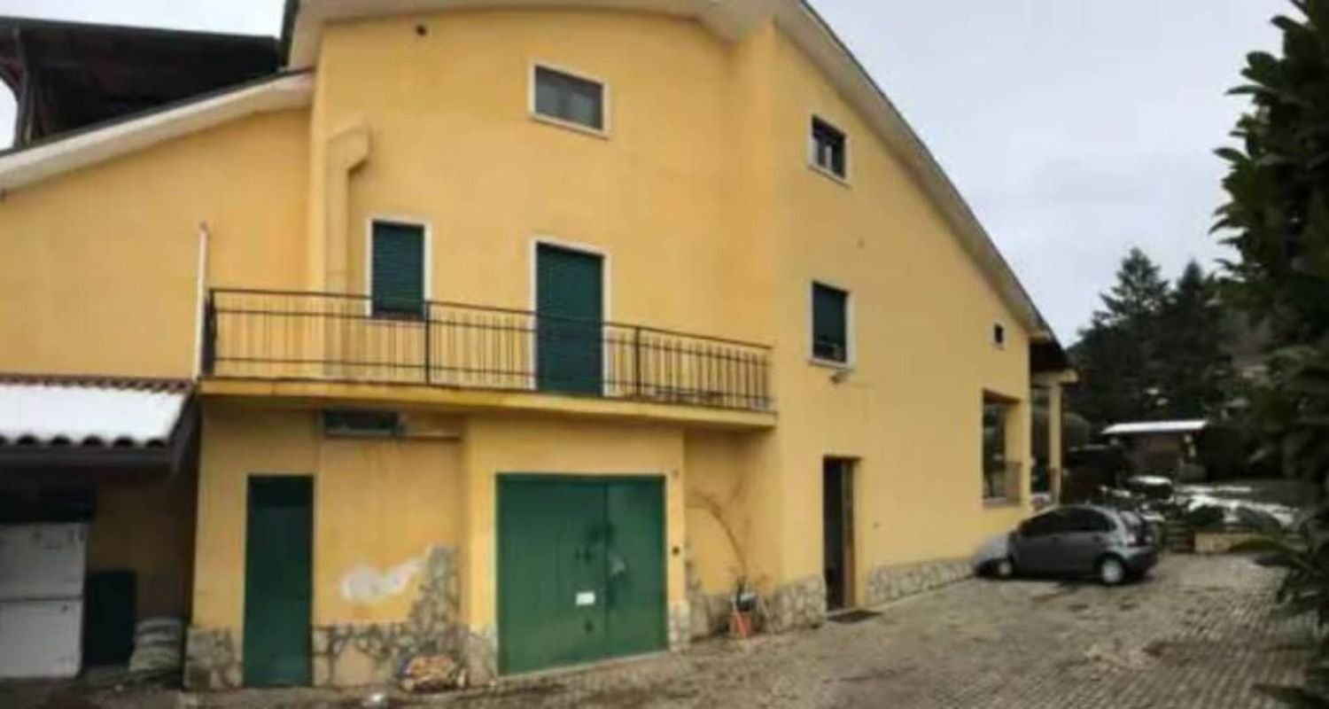 Квартира с 3 комнатами в Л’Акуила, Италия № 188200