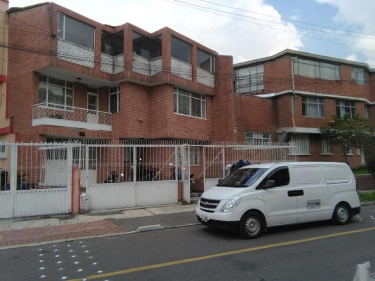 Casa de 3 dormitorios en Bogotá, Colombia No. 12360