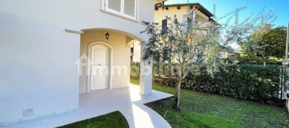 Villa de 2 dormitorios en Pietrasanta, Italy No. 227883 2