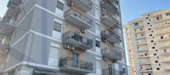 3 rooms Apartment in Bari, Italy No. 32790 3