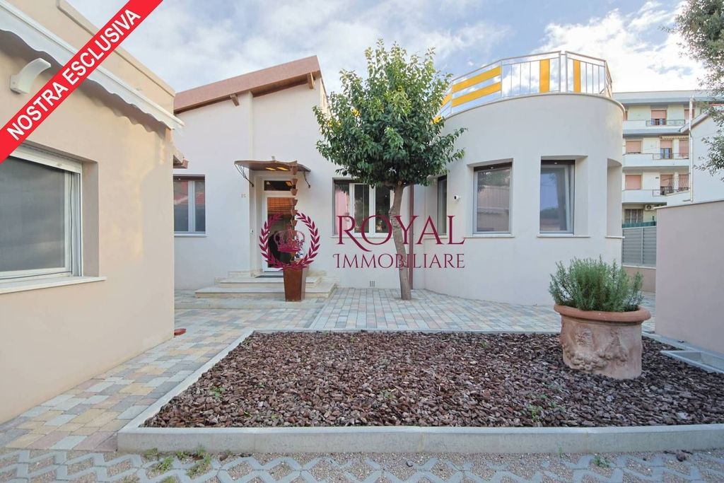 4 bedrooms Villa in Livorno, Italy No. 76374