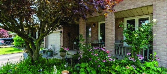 6 bedrooms House in Hamilton, Canada No. 298 2