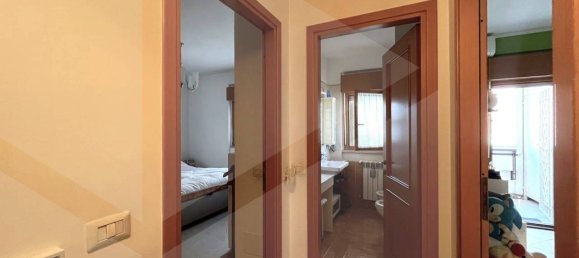 3 rooms Apartment in Rome, Italy No. 19073 12