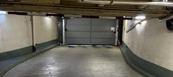 Parkplatz in Neuilly-sur-Seine, France, Nr. 317595 3