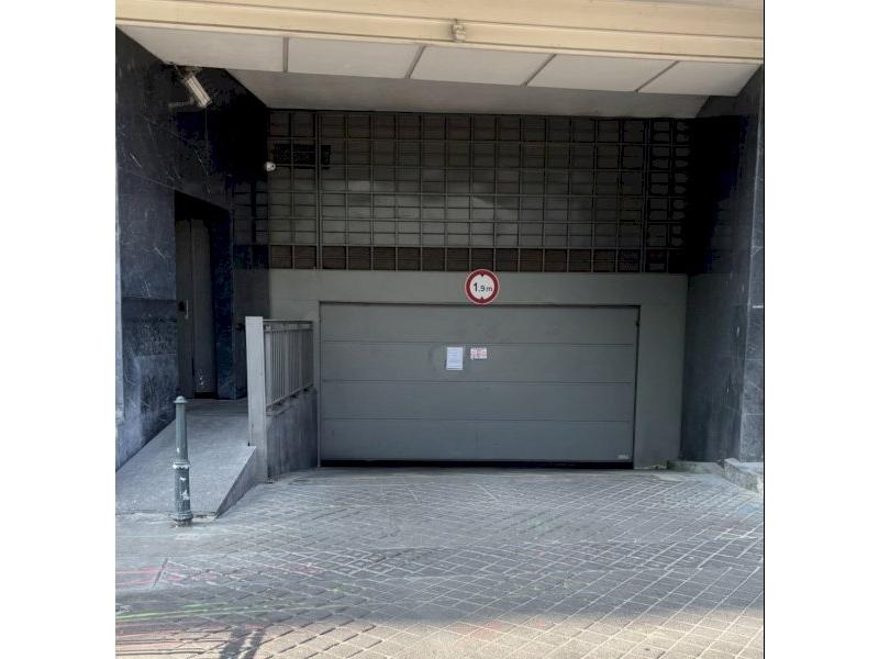 Parkplatz in Neuilly-sur-Seine, France, Nr. 317595