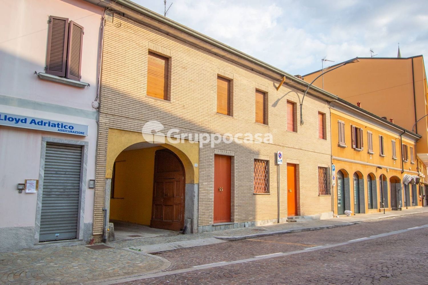 500m² Building in Inveruno, Italy No. 379223