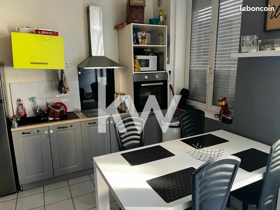 Casa de 3 dormitorios en Armentieres, France No. 156726