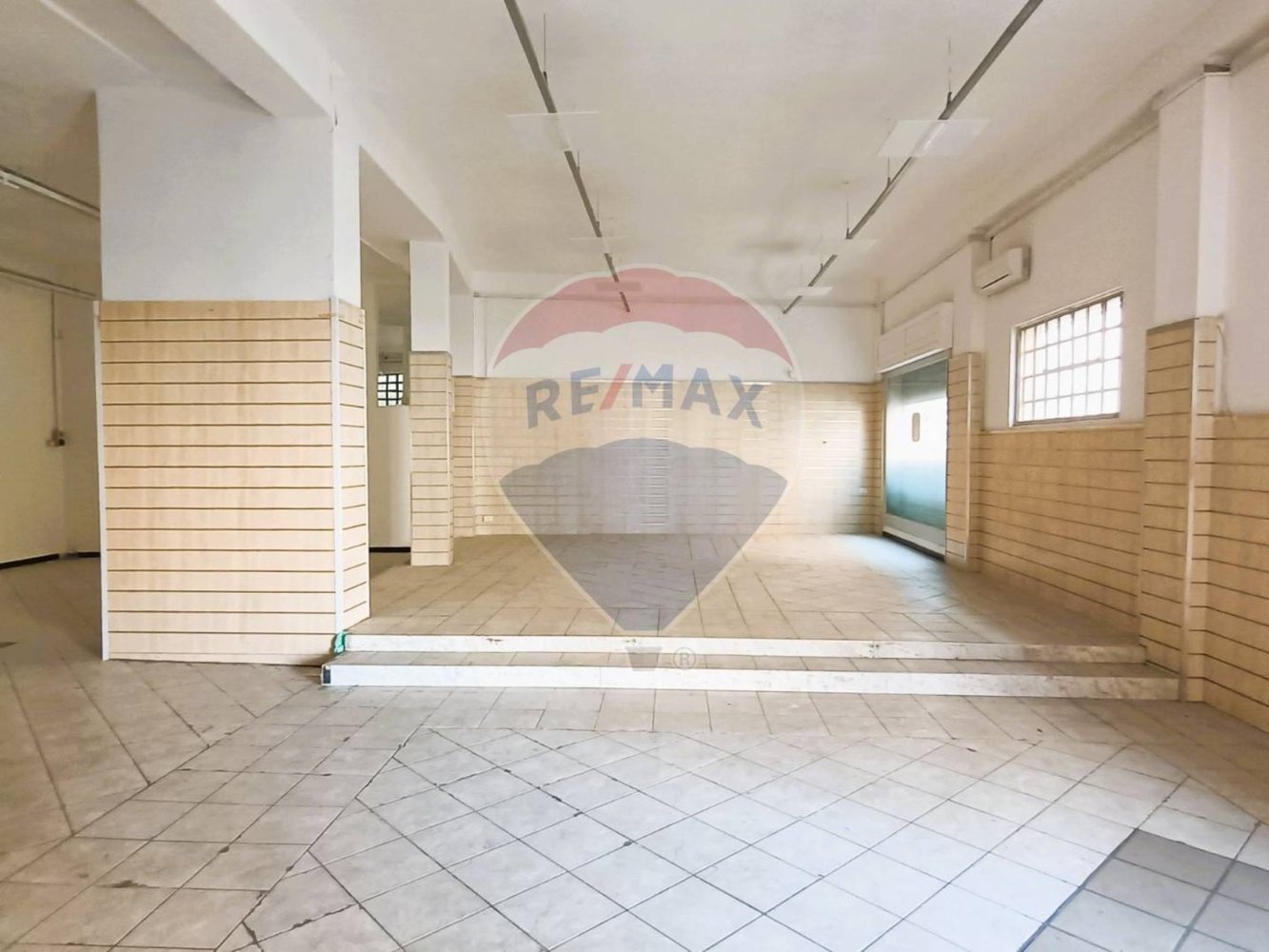 1 room Commercial property in Cagliari, Italy No. 46581