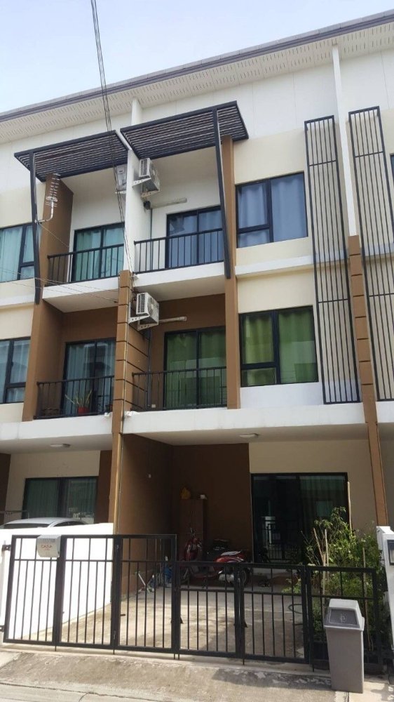 4 chambres Maison de ville à Samut Prakan, Thailand No. 69843