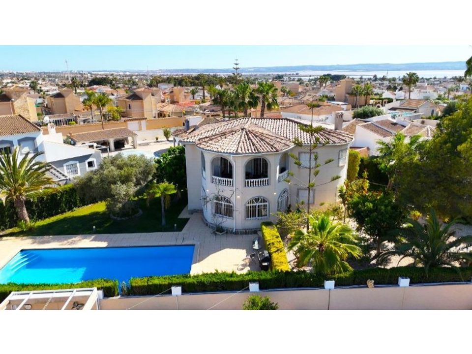 5 غرف نوم فيلا في Torrevieja, Spain رقم 176623