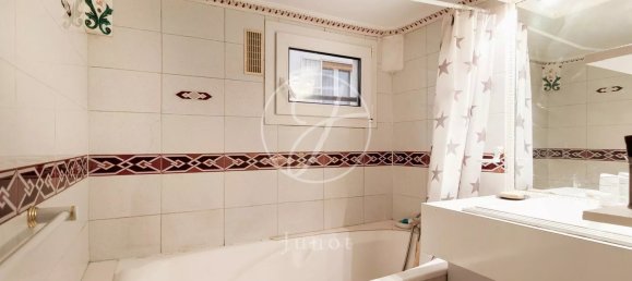 3 bedrooms Apartment in Paris, France No. 178980 2