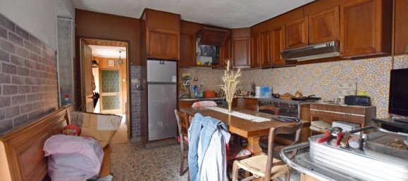 Дом с 9 комнатами в Рокка Чилье, Италия № 37799 9