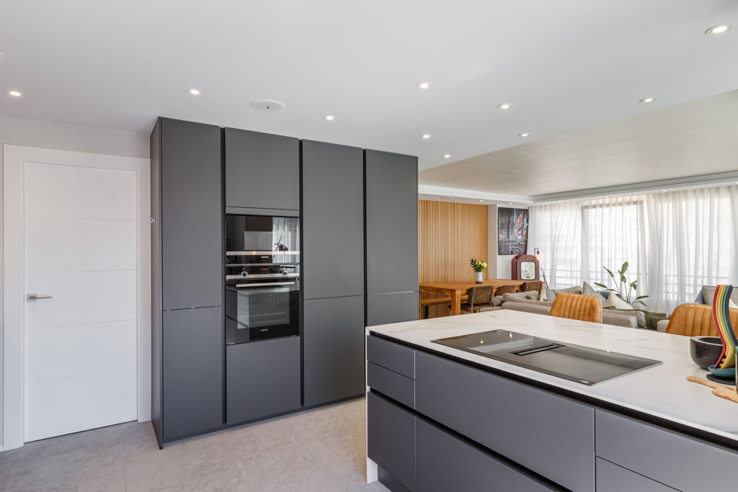 Apartamento de 4 dormitorios en Marbella, Spain No. 24484