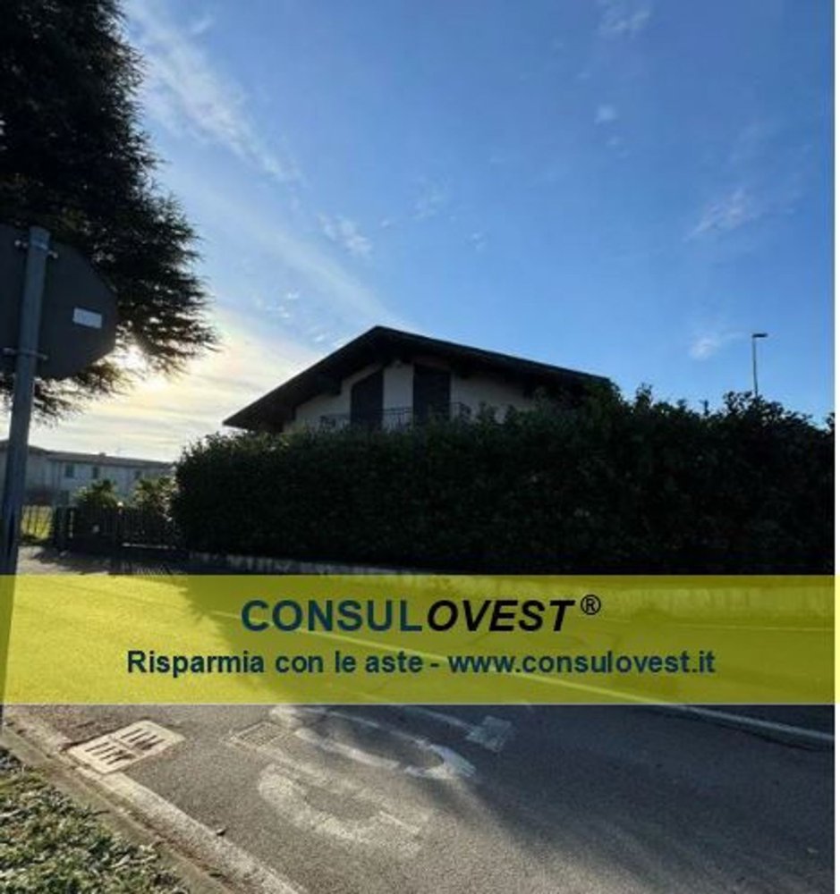 7غرفة فيلا في Besana in Brianza, Italy رقم 7735