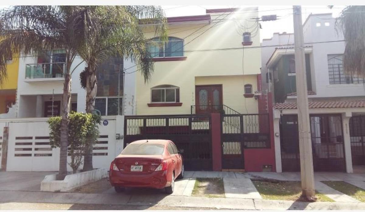 Casa de 3 dormitorios en Tlaquepaque, Mexico No. 226868