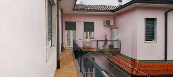 Apartamento de 3 dormitorios en Parabiago, Italy No. 18284 5