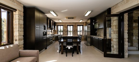 6 bedrooms Villa in Pervolia, Cyprus No. 5098 16