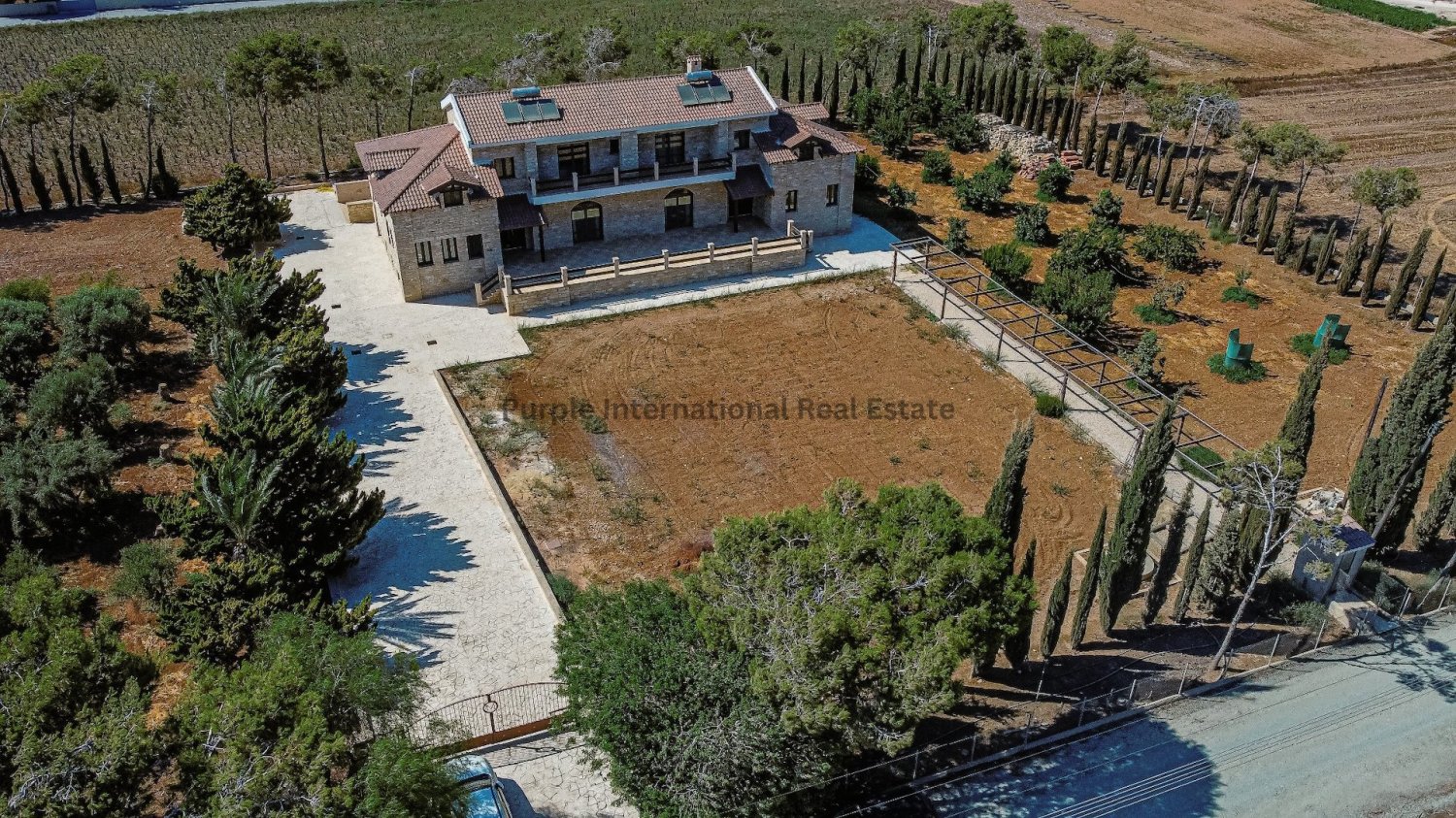 6 bedrooms Villa in Pervolia, Cyprus No. 5098