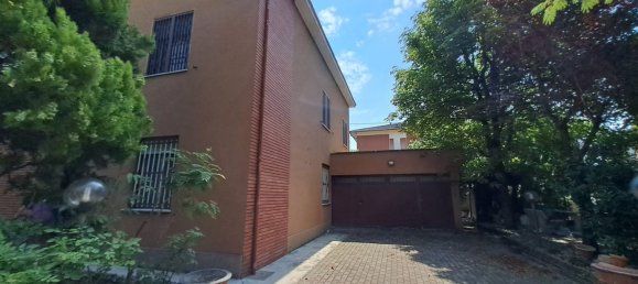 Дом с 9 комнатами в Сан Джованни ин Персичето, Италия № 179274 6