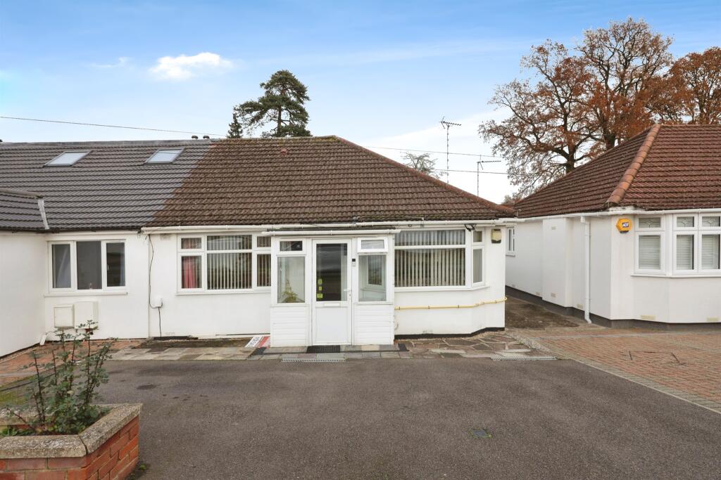 2 bedrooms Bungalow in Watford, United Kingdom No. 6200