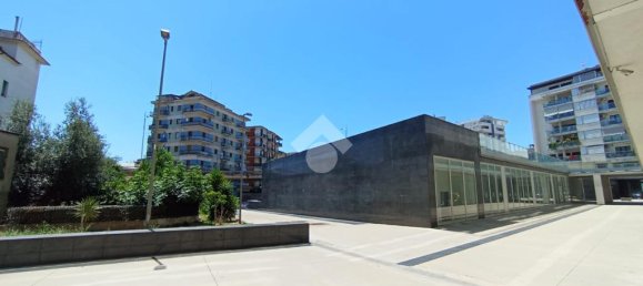 Propiedad comercial de 3 habitaciónes en Cosenza, Italy No. 42407 14